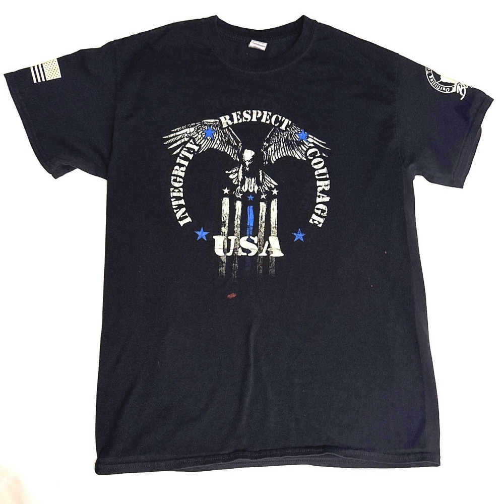 USA Thin Blue Line Gildan Mens Graphic T-Shirt Medium Integrity Respect Courage
